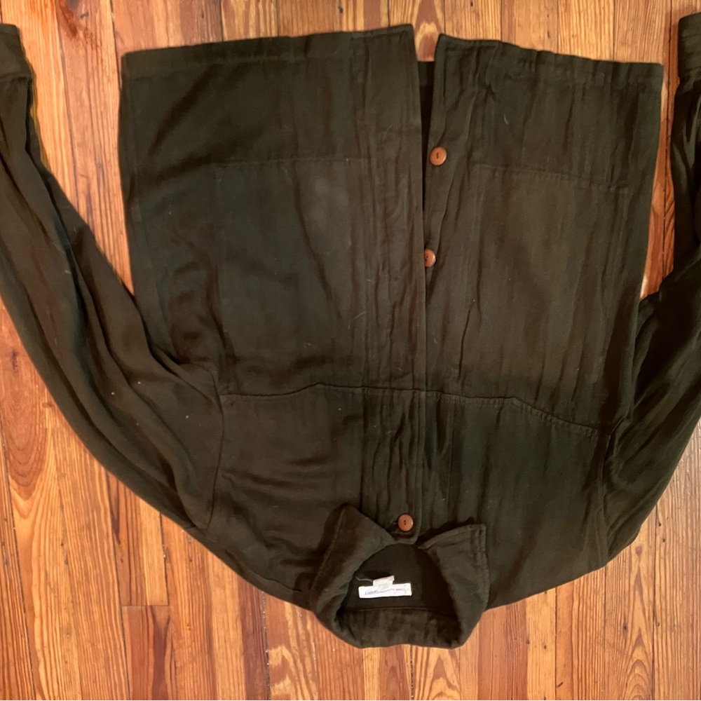 Chic Dark Green Jacket with Brown Buttons